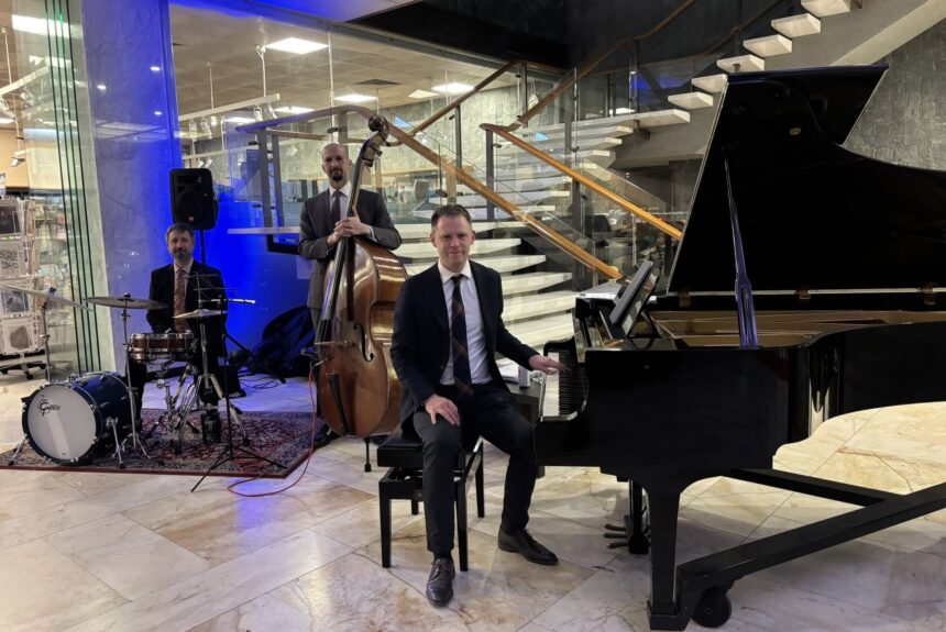 Matt Dennett Trio @Smiths Alternative